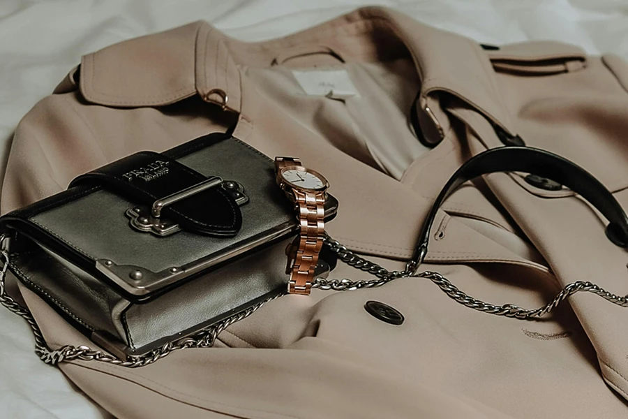 Sac à bandoulière de grande marque, en cuir marron sur textile blanc et rouge